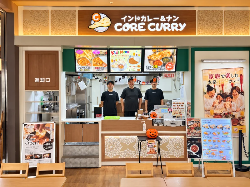 コアカレー イオン具志川店の店舗外観とスタッフ
